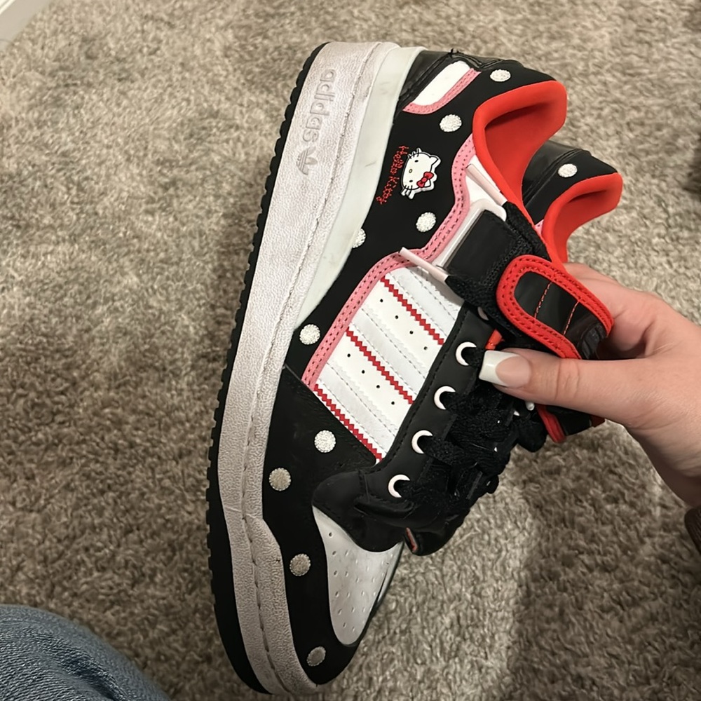 Hello Kitty X Adidas - Picture 2 of 3